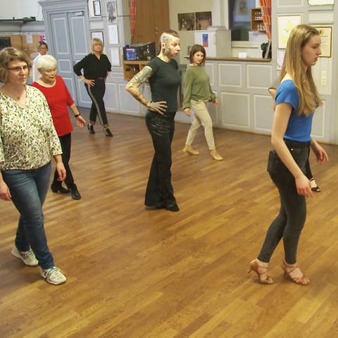 Tanzlehrerin Elea Schulz zeigt wie es geht.