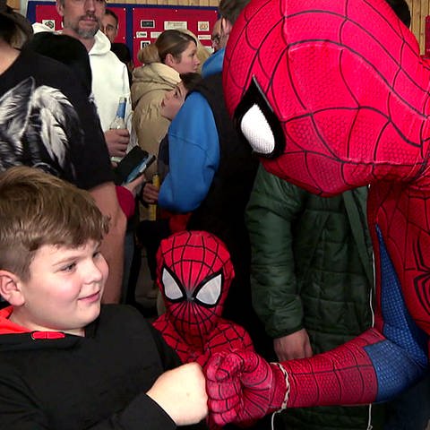 Claudio Cantali besucht als Spiderman kranke Kinder und macht sie zu kleinen Helden. (Foto: SWR)