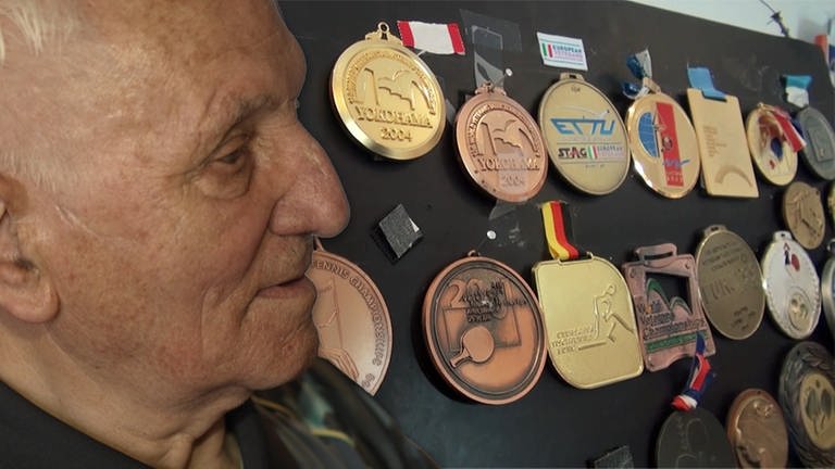 Valentin Langehegermann sammelt auch mit 87 noch Medaillen. (Foto: SWR)