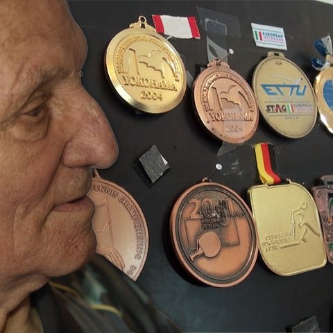 Valentin Langehegermann sammelt auch mit 87 noch Medaillen. (Foto: SWR)