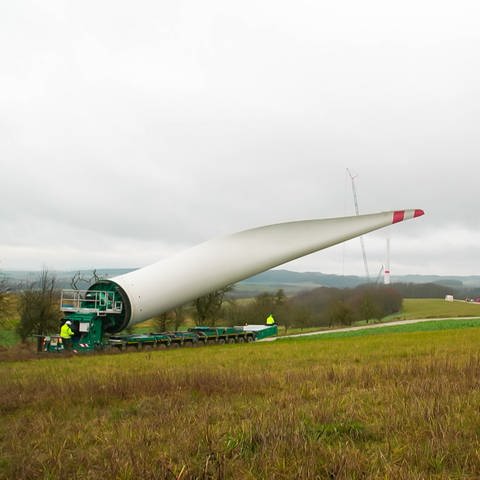 Transport im XXL-Format: Wie Windflügel transportiert werden (Foto: SWR)