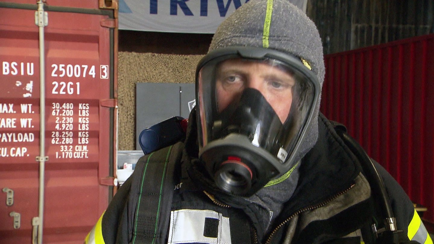 Feuerwehrmann mit Atemschutzmaske (Foto: SWR)