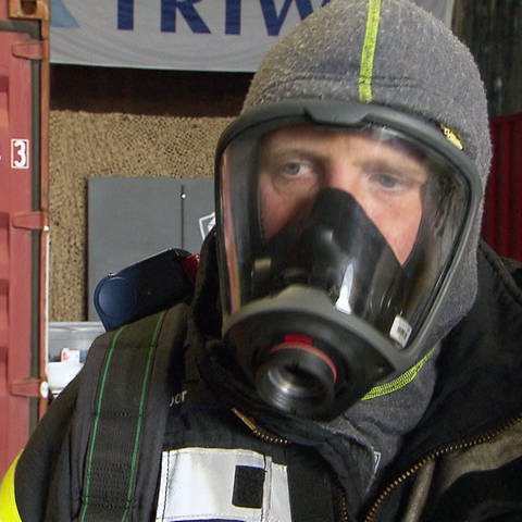 Feuerwehrmann mit Atemschutzmaske
