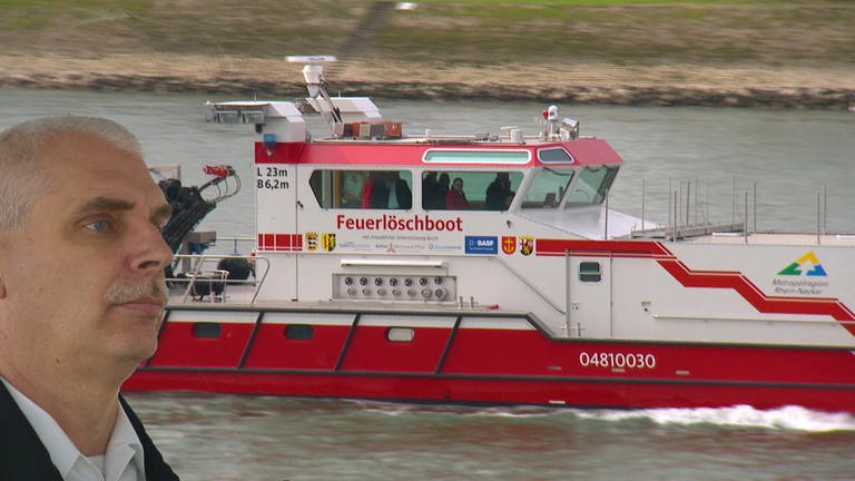 Bernd Reuter kommandiert ein Feuerlöschboot auf dem Rhein