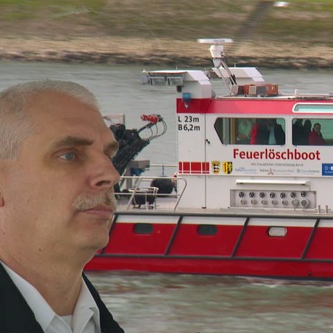 Bernd Reuter kommandiert ein Feuerlöschboot auf dem Rhein