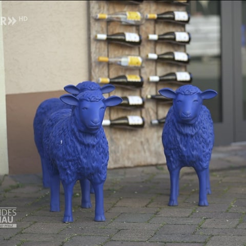 Blaue Schafe aus Plastik