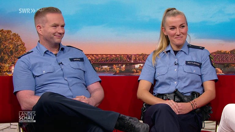 Polizeikräfte Lena Bottlender und Jan Enders (Foto: SWR)