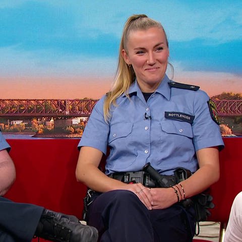 Polizeikräfte Lena Bottlender und Jan Enders (Foto: SWR)