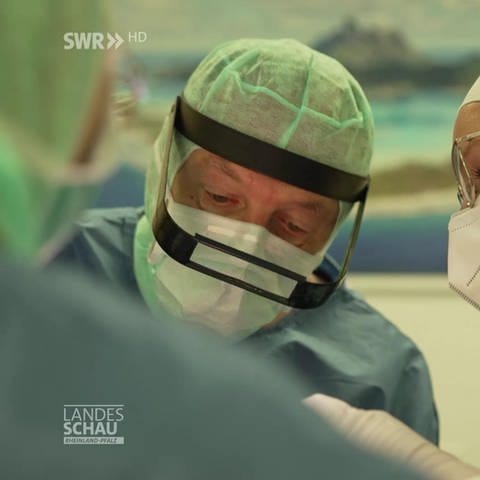 Herr Dr. Andre Borsche in einer OP (Foto: SWR)