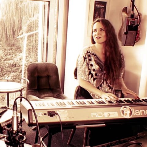 Sängerin Stephanie Neigel beim musizieren (Foto: SWR, SWR)