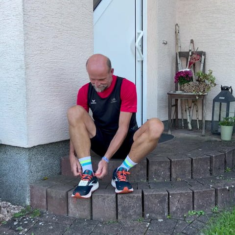 Hans-Joachim Berberich bindet seine Schuhe (Foto: SWR, SWR)