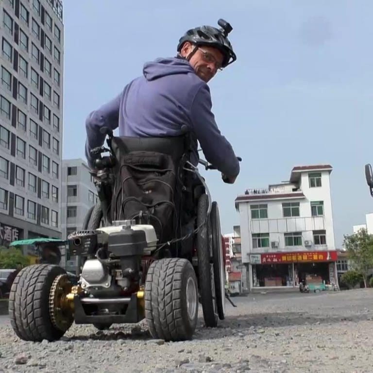 Andreas Pröves reist im Rollstuhl (Foto: SWR)
