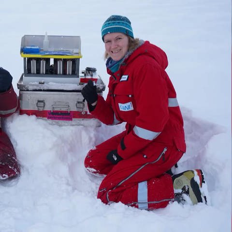 Helene Hoffmann mit ihrem Freund in der Antarktis (Foto: SWR)