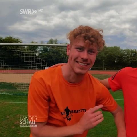 Fußball-Freestyler Jannik Singpiel mit Thomas Müller (Foto: SWR)