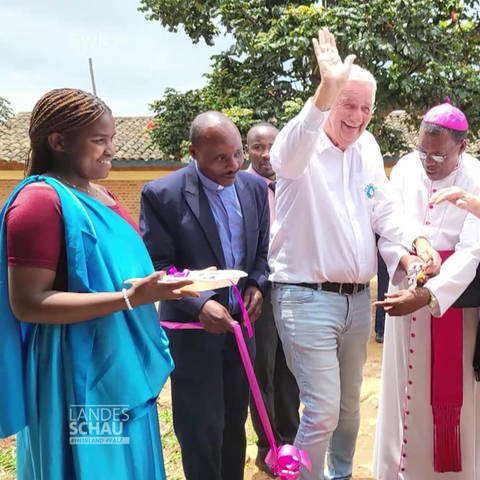Reiner Meutsch in Ruanda bei der Eröffnung einer Schule