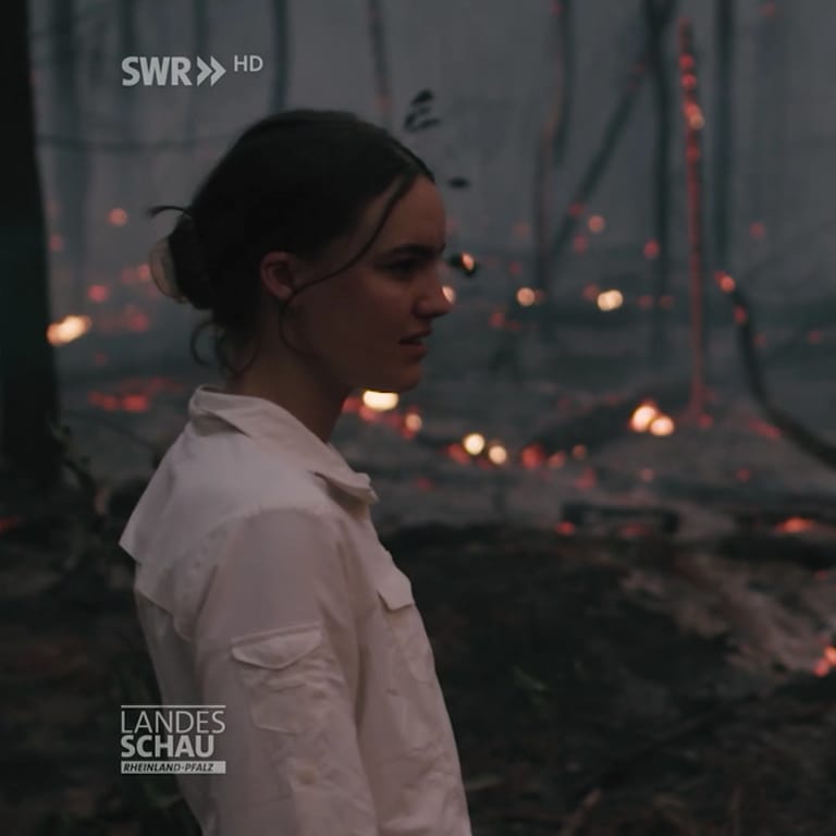 Louisa Schneider in einem Waldbrand (Foto: SWR, SWR)