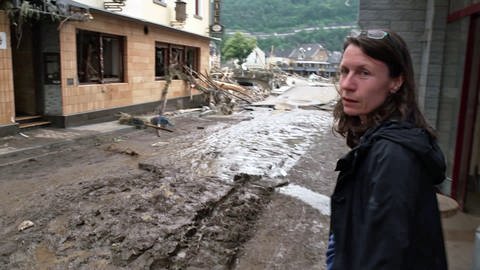 Cornelia Weigand schaut auf Ahr-Hochwasser (Foto: SWR)