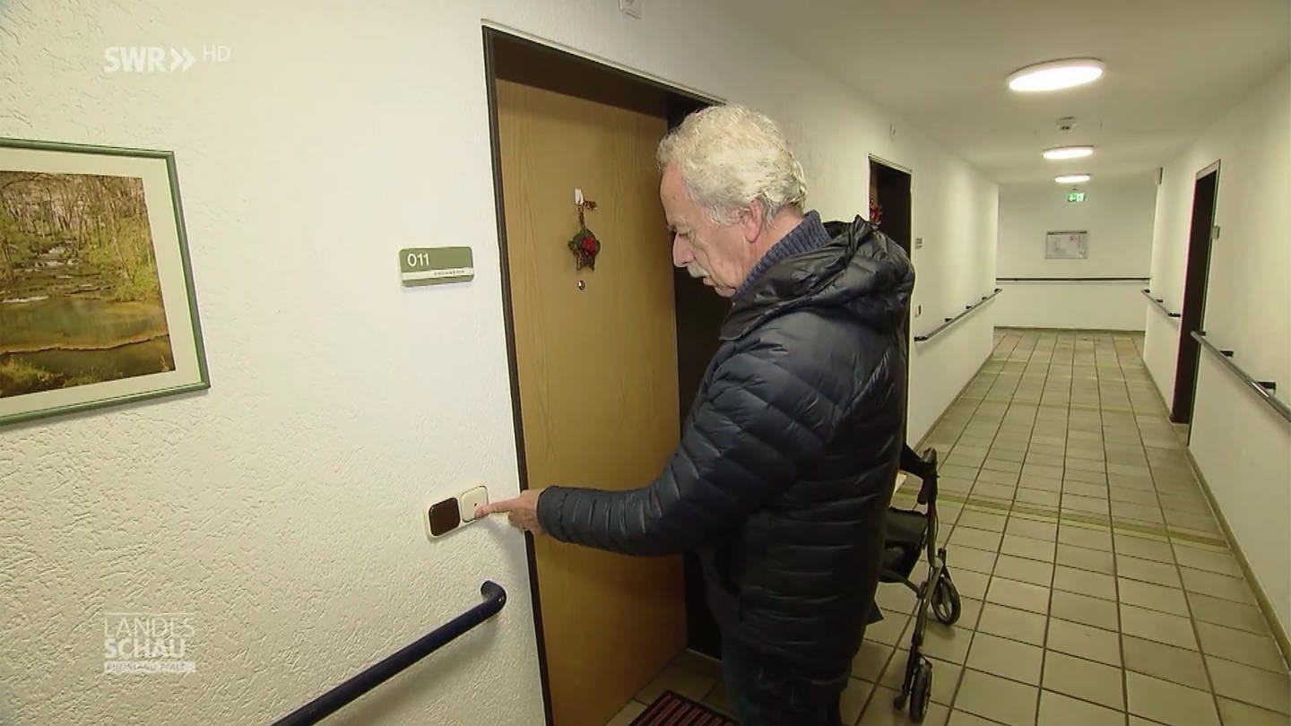 Bernd Ader klingelt an einer Tür (Foto: SWR)
