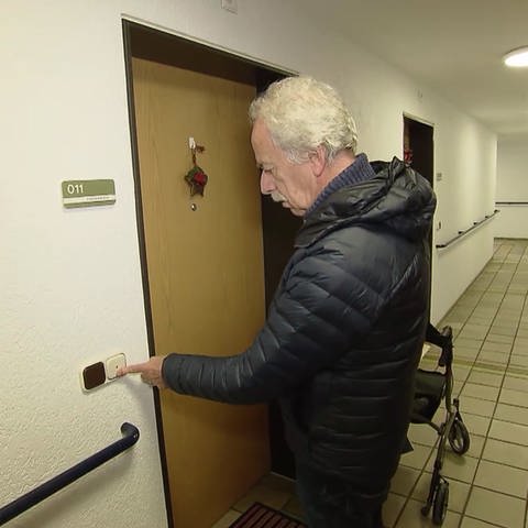 Bernd Ader klingelt an einer Tür (Foto: SWR)
