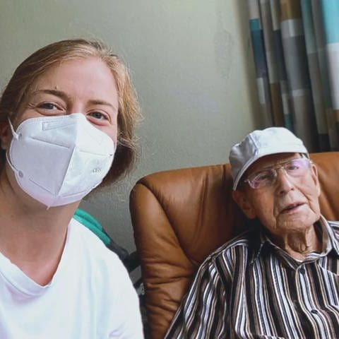 Lena Schmidt mit ihrem Großvater