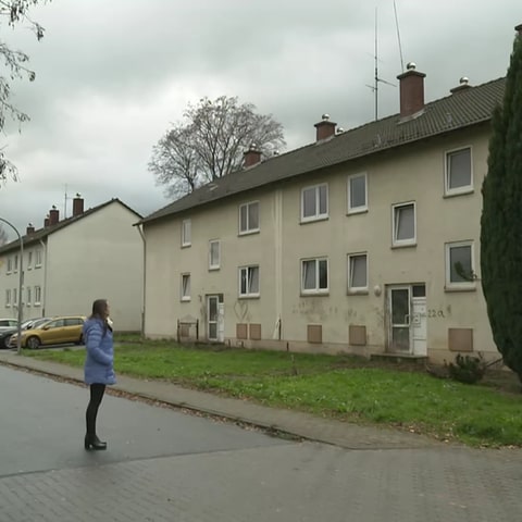 Sofia Lunnebach steht vor maroden Gebäuden (Foto: SWR, SWR)