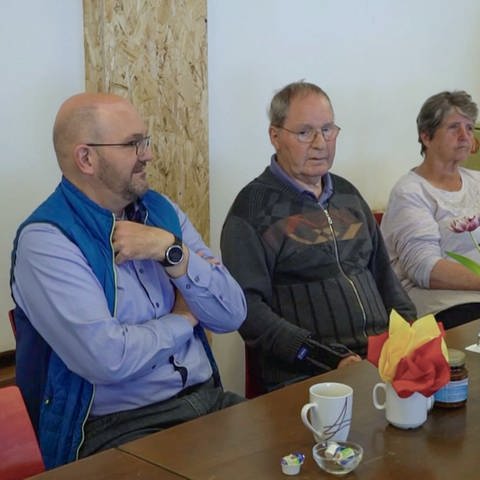 Therapeut Christian Falkenstein mit Senioren