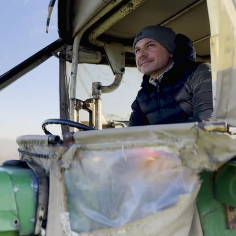 Kilian Reichert in seinem Traktor (Foto: SWR, SWR)