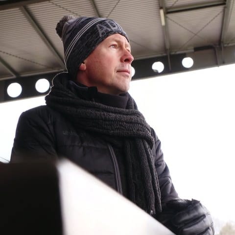 Klaus Drach auf einer leeren Tribüne im Fußballstadion