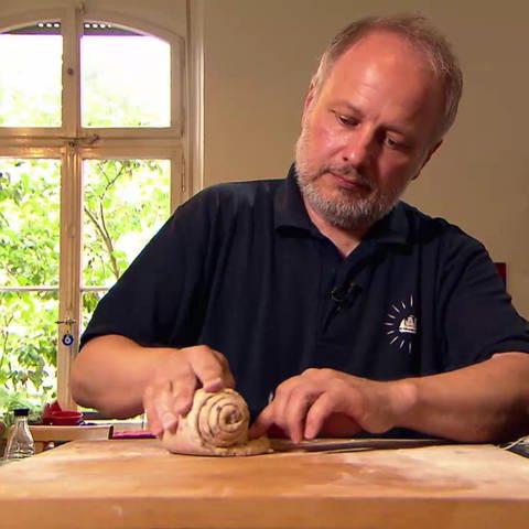 Bäckermeister Bernhard Vetter übt sein Handwerk aus.