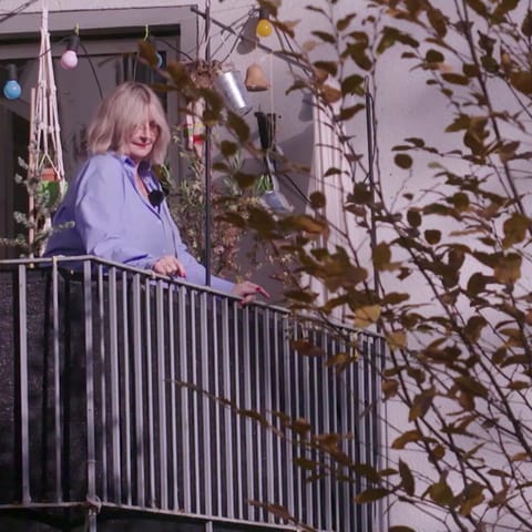 Rita Schneider an ihrem Balkon