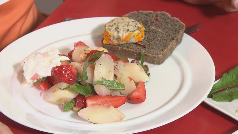 Spargel-Erdbeer-Salat mit Rhabarber-Vinaigrette (Foto: SWR)