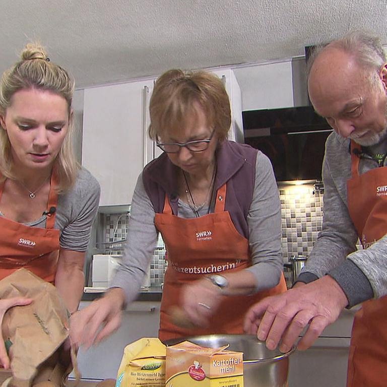 Susanne Nett (links) mit Gabi und Hans Pertsch in der Küche (Foto: SWR, SWR -)