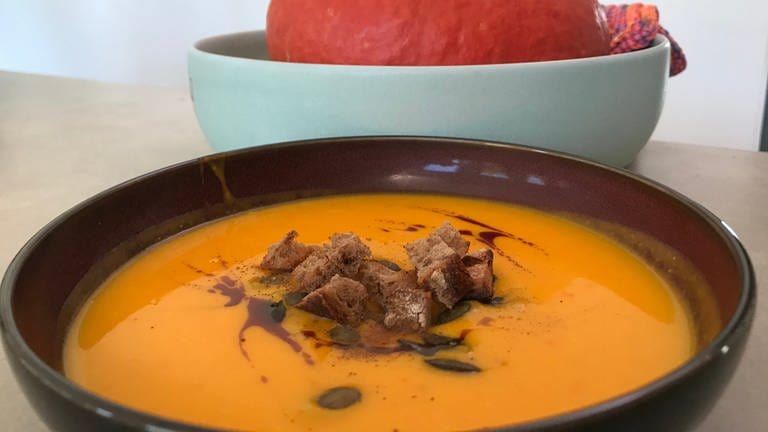 Kürbis-Kokos-Suppe mit karamellisiertem Ingwer und einem Hauch von Zimt   (Foto: SWR)