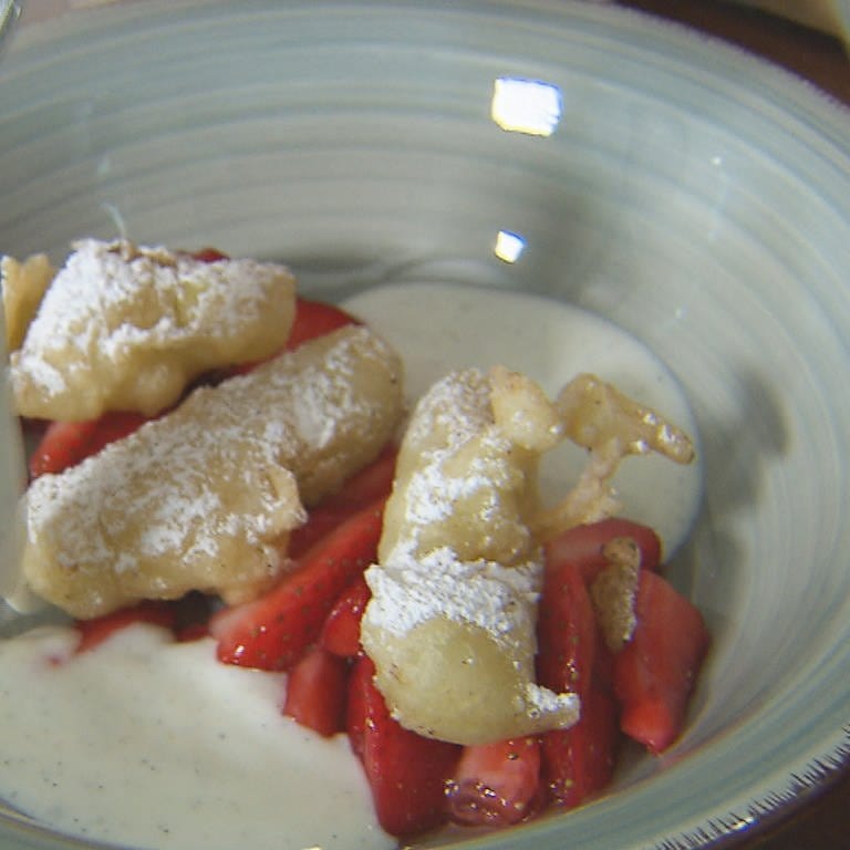 Rhabarberfinger mit Erdbeer-Essig-Ragout und Vanille-Joghurt 