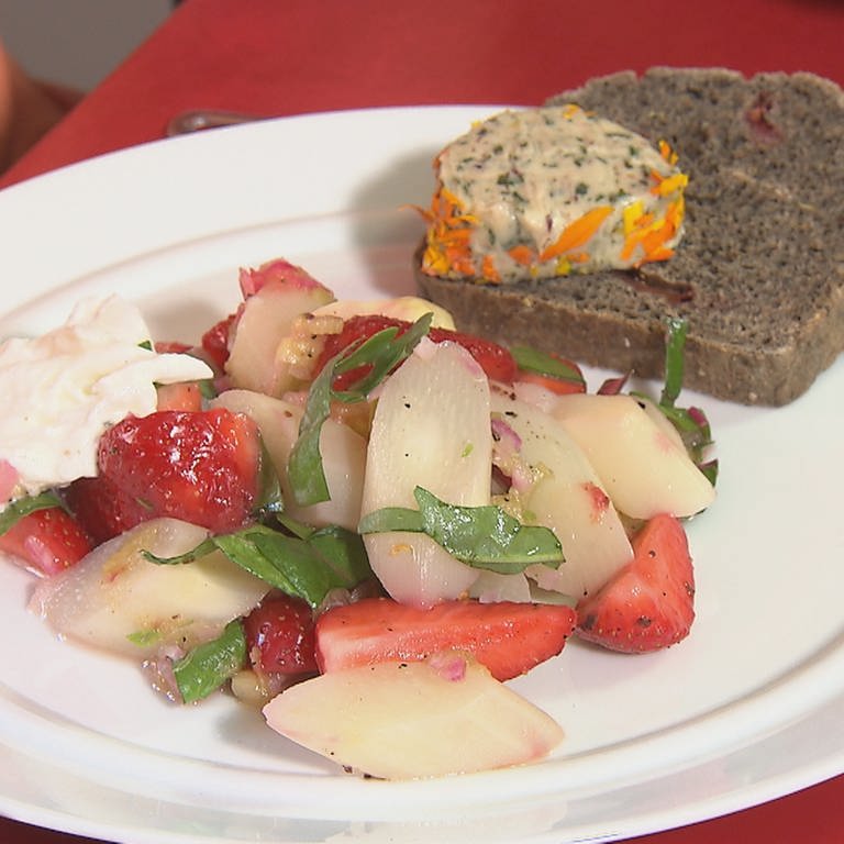 Spargel-Erdbeer-Salat mit Rhabarber-Vinaigrette