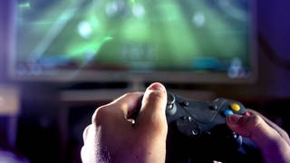Computerspieler hält Controller in den Händen (Foto: SWR)