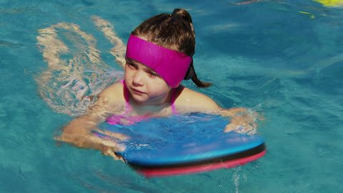 Mit fünf bis sechs Jahren lernen  Kinder am besten Schwimmen.  (Foto: SWR)