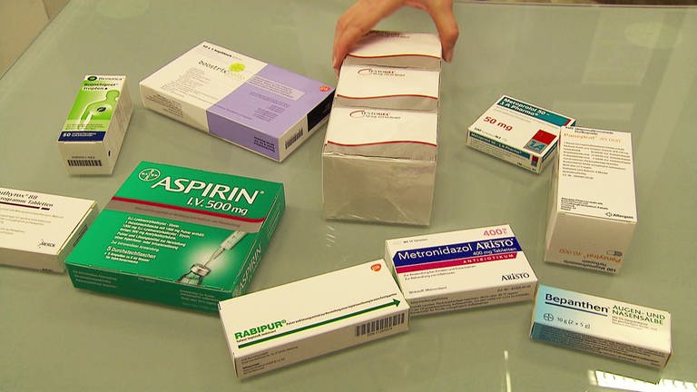 Aspirin - Originalprodukt und Generika liegen nebeneinander auf einer Theke (Foto: SWR)