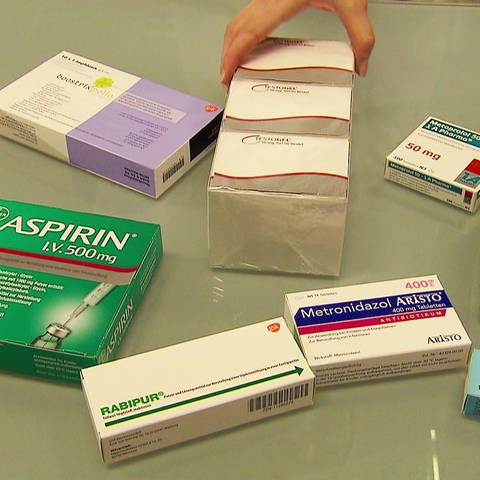 Aspirin - Originalprodukt und Generika liegen nebeneinander auf einer Theke (Foto: SWR)