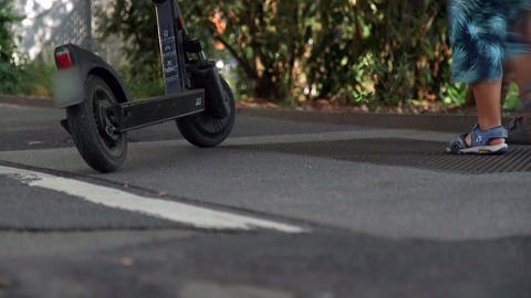 E-Scooter auf Fußweg abgestellt (Foto: SWR)