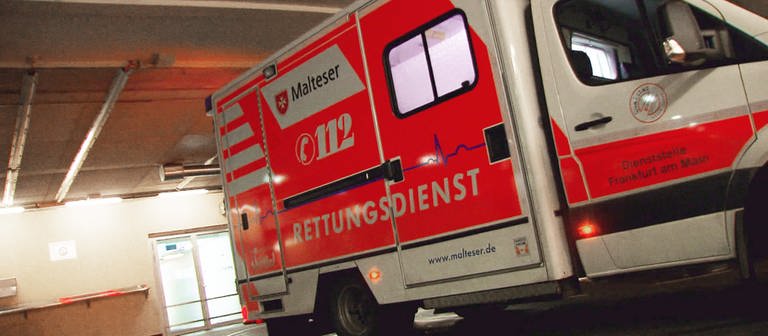 Rettungswagen parkt vor dem Eingang der Notaufnahme eines Krankenhauses (Foto: SWR)