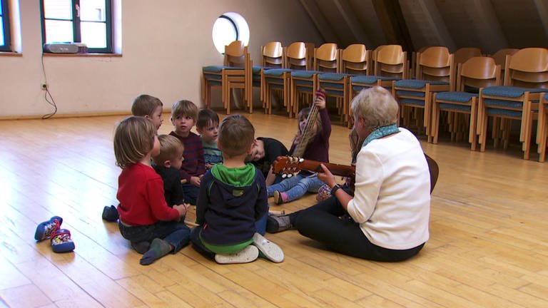 Kindergruppe in einer Musikschule (Foto: SWR)