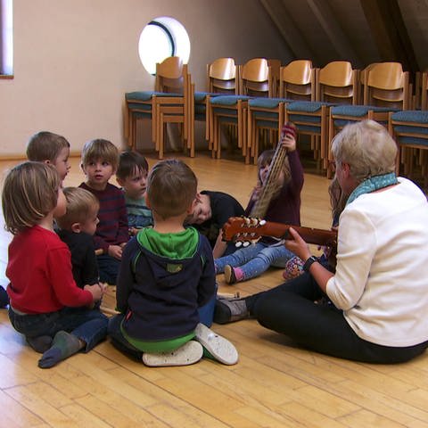 Kindergruppe in einer Musikschule (Foto: SWR)
