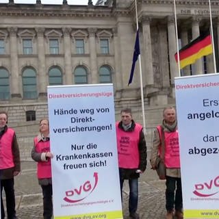 Betriebsrentner protestieren vor dem Mainzer Hauptbahnhof gegen die Direktversicherungslüge (Foto: SWR)
