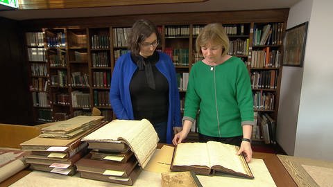 Recherche im Archive: alte Bücher und Folianten werden von zwei Ahnenforscherinnen gegutachtet (Foto: SWR)