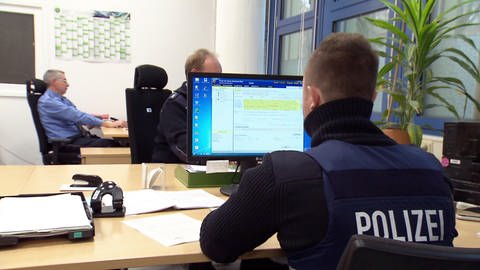 Polizist am Computer (Foto: SWR)