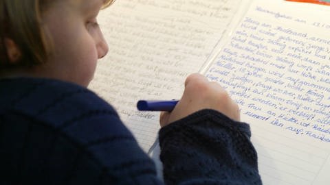 Schülerin macht Hausaufgaben (Foto: IMAGO, imago / photothek)