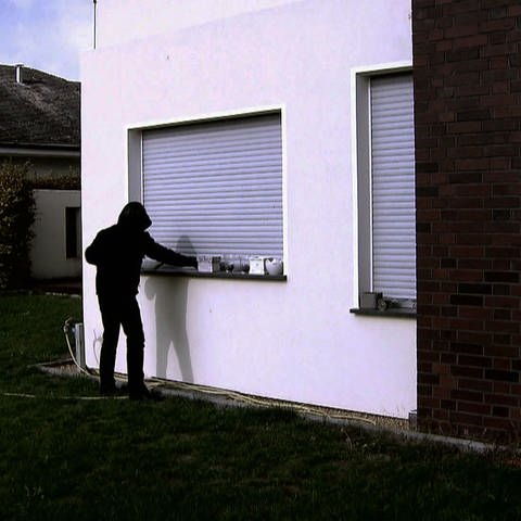 Einbrecher an einem Fenster (Foto: SWR, SWR)