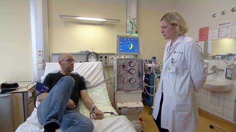 Dialysepatient im Krankenhausbett, Ärztin bei der Visite (Foto: SWR)