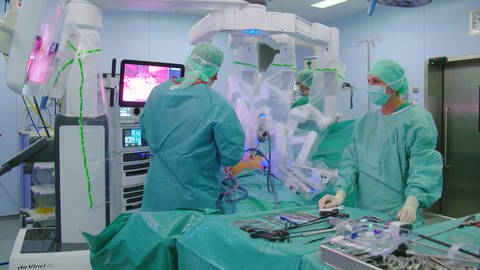 Chirurgischer Eingriff in einer virtuellen Operationsumgebung, Arzt, Schwester, Roboter, Patient (Foto: SWR)
